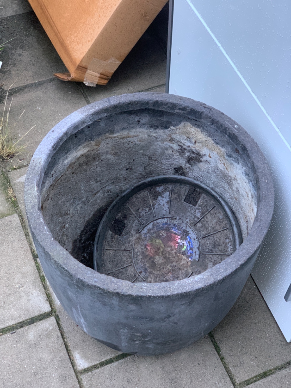 Huge plant pot and a kitchen cabinet photo 2