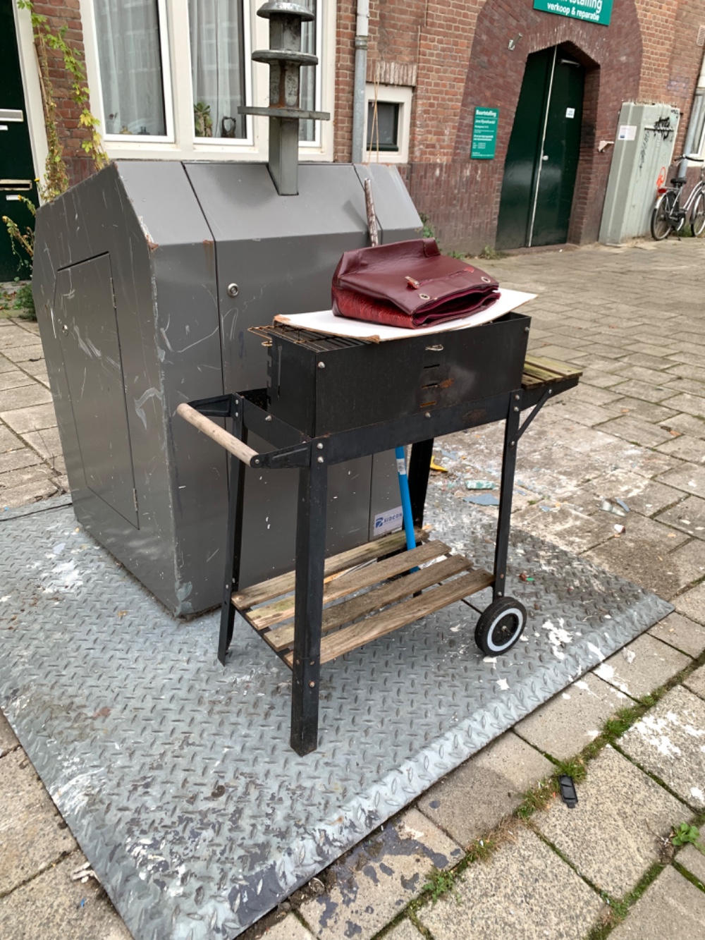 Old bbq, quite used and a bit dirty actually