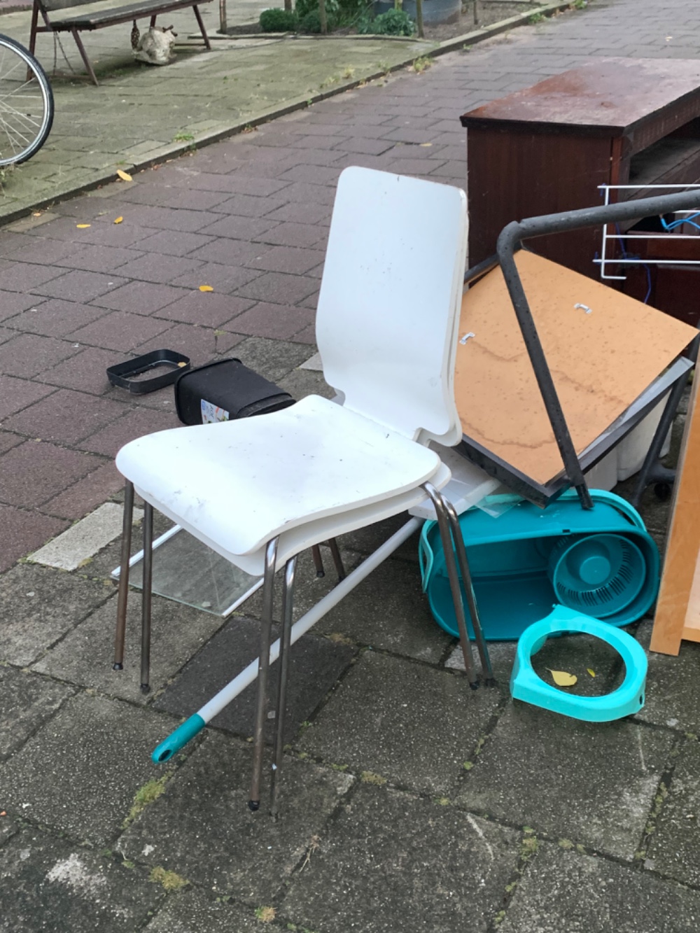 Two witw chairs, commode, lamp and some other stuff