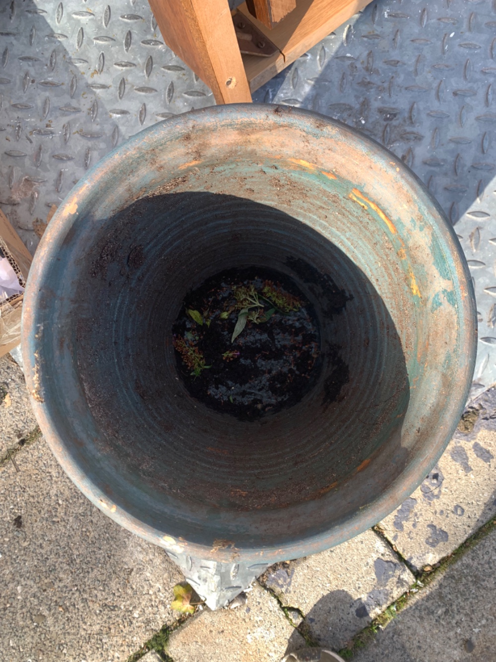 Big green ceramic plant pot. A bit damaged on one side, but there is no hole  photo 2