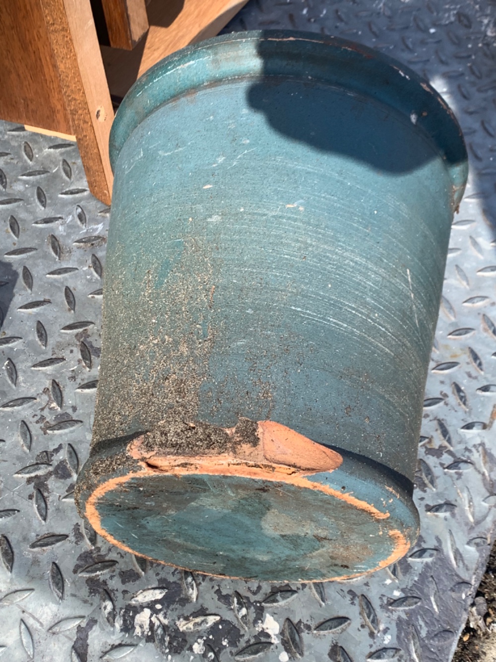 Big green ceramic plant pot. A bit damaged on one side, but there is no hole  photo 3