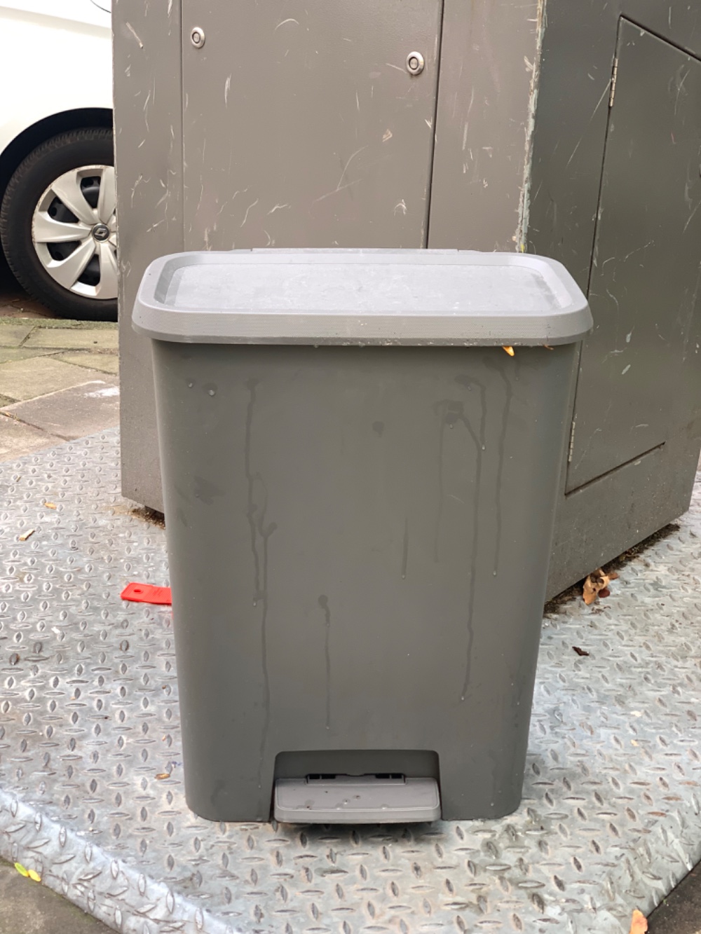 A garbage bin with a lid. A bit dirty inside but nothing major photo 2