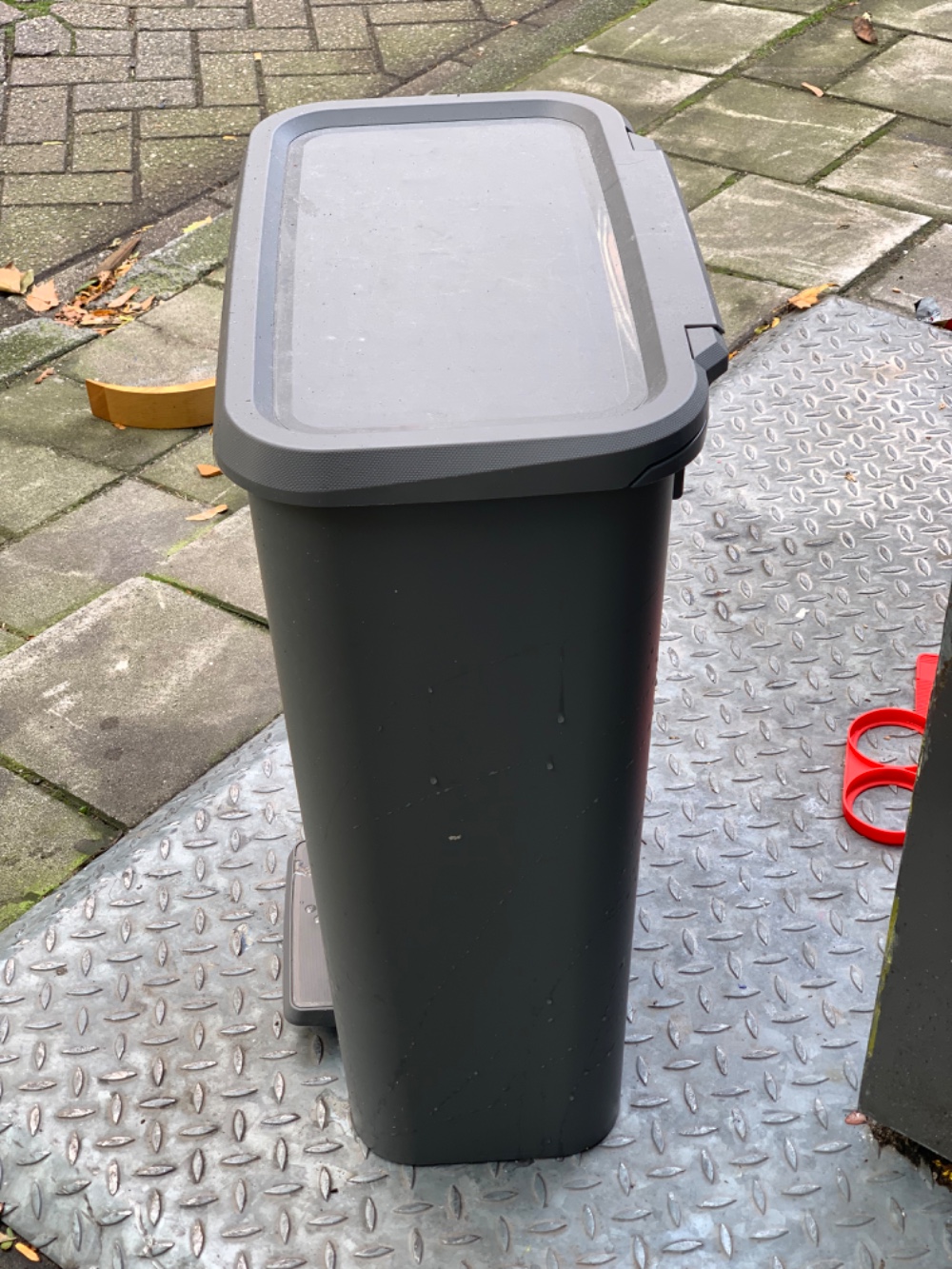 A garbage bin with a lid. A bit dirty inside but nothing major photo 3