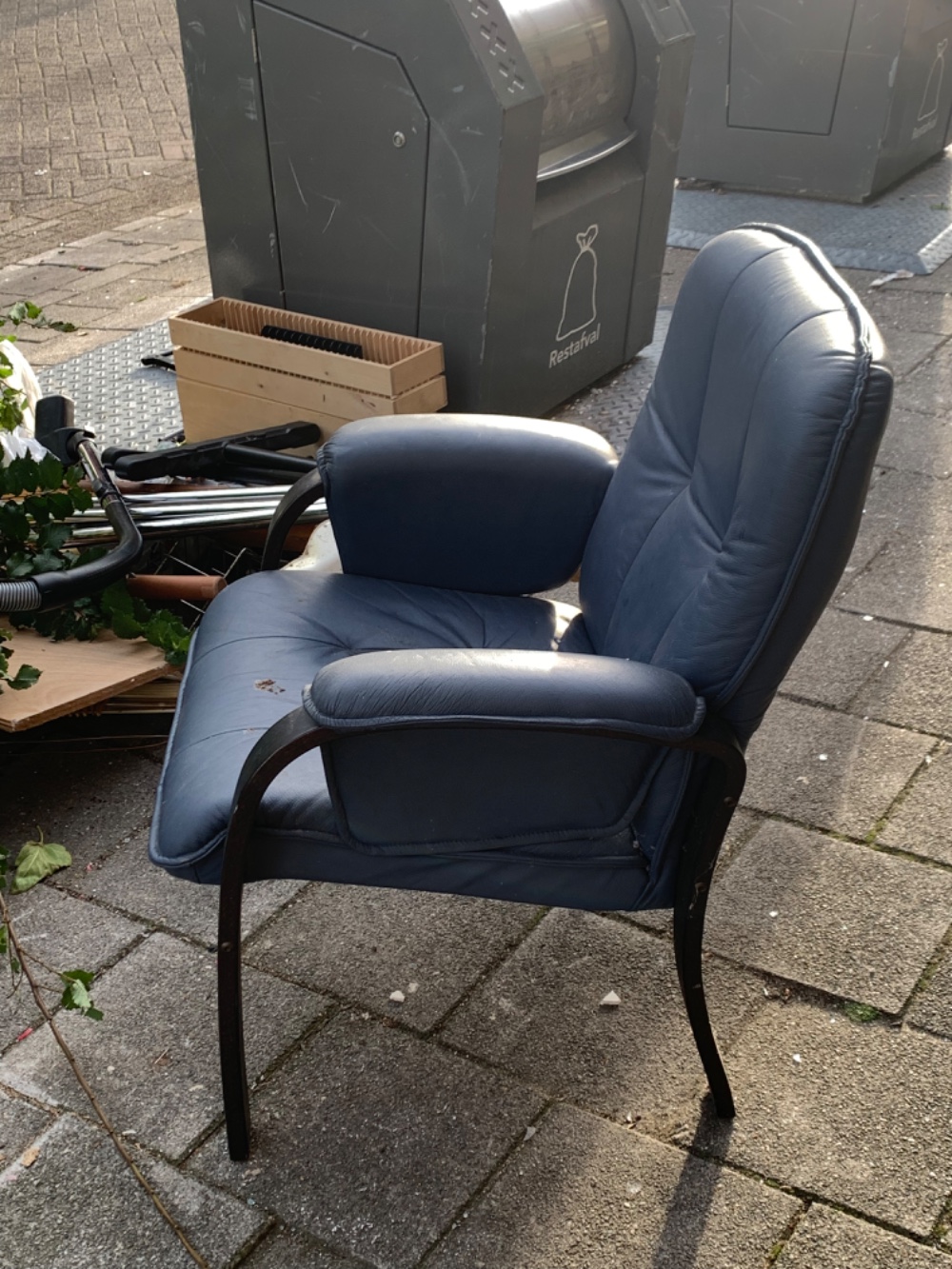 Blue armchair. A bit dirty, need some cleaning photo 2