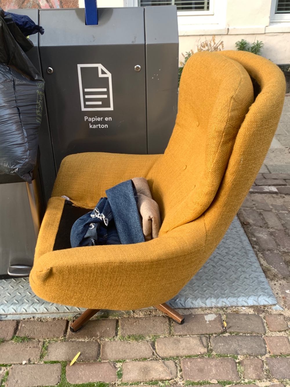 Yellow rotating armchair without a pillow photo 2