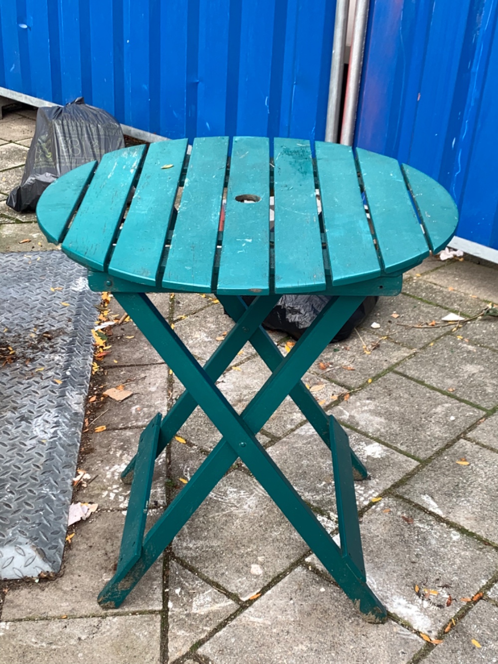 Green outside table. It can be folded photo 3