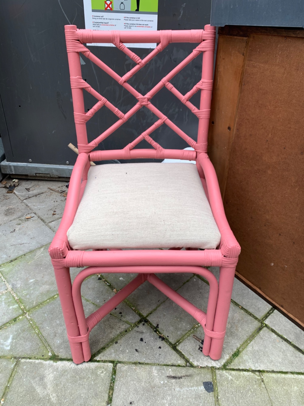 Pink wooden chair photo 2