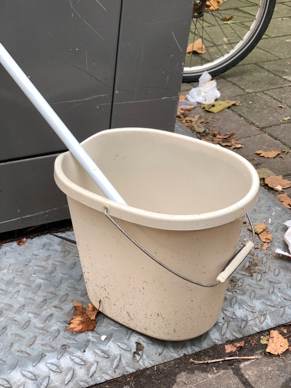 Plastic bucket