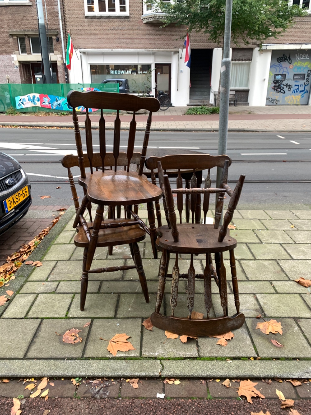 Round table and a set of chairs photo 2