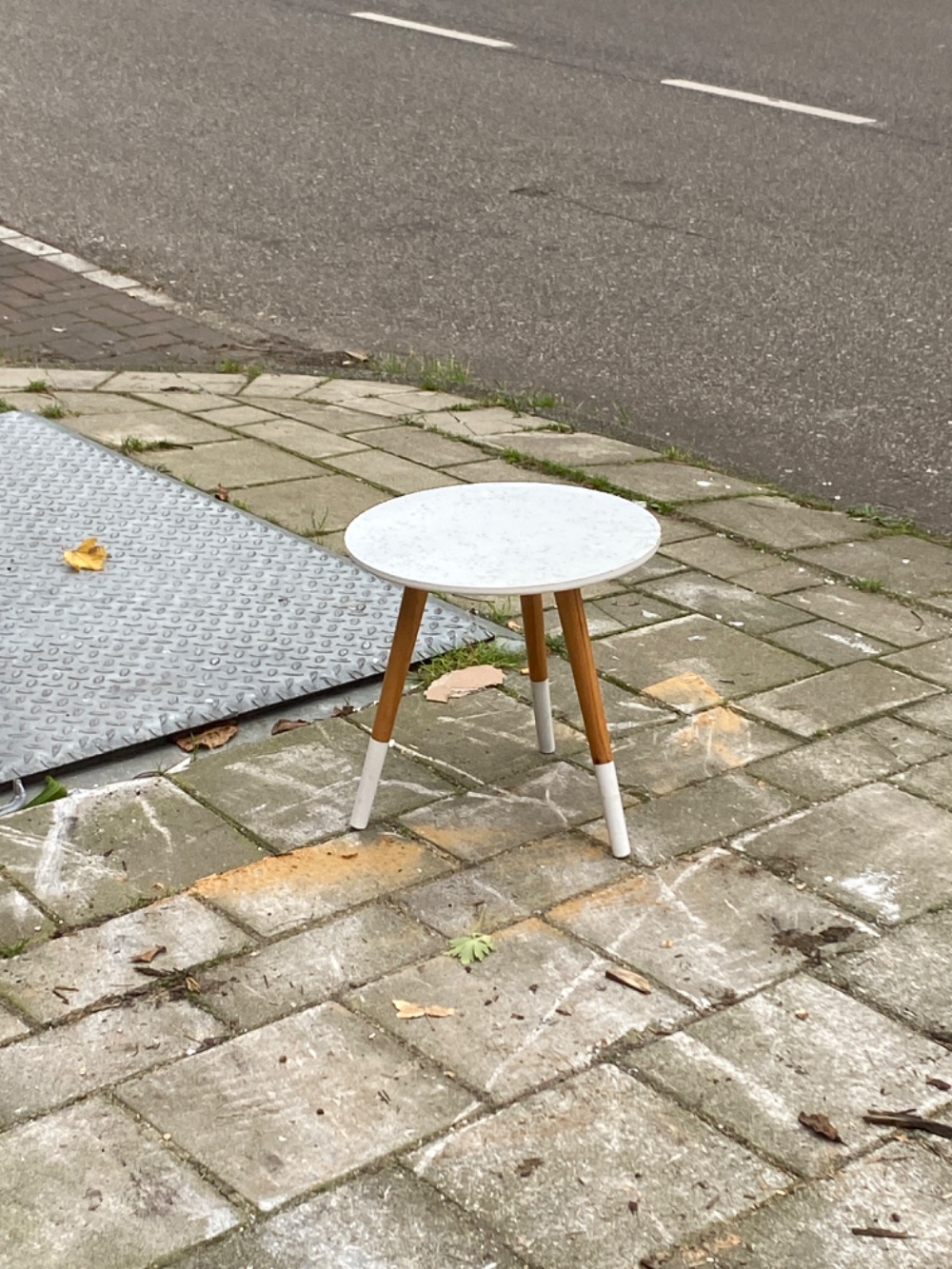 Nice looking stool to put a plant on. photo 2