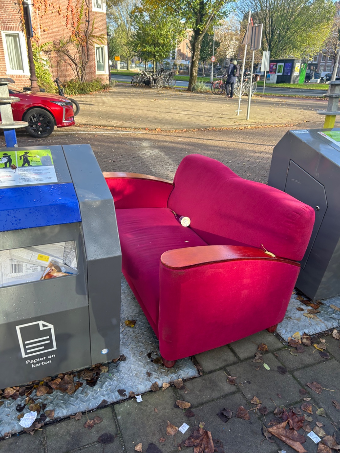 Witte ronde tafel en rood bankje