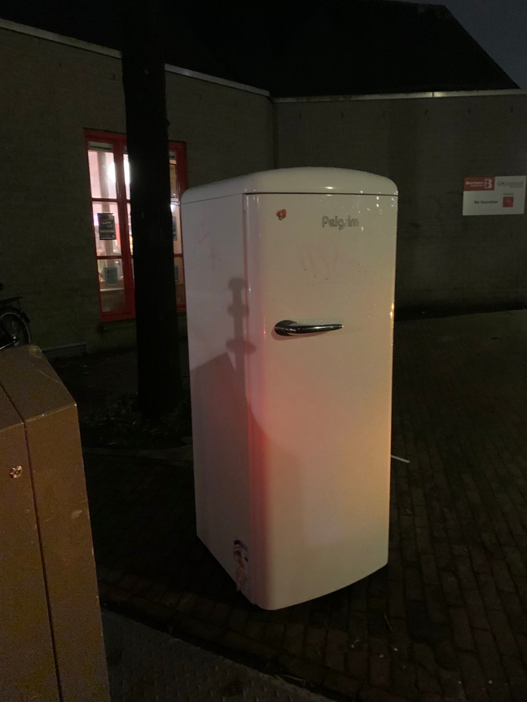 Retro (but looks new, A++) fridge with freezer. 
Retro (maar lijkt nieuw, A++) koelkast met vriezer.

Not sure if it works!