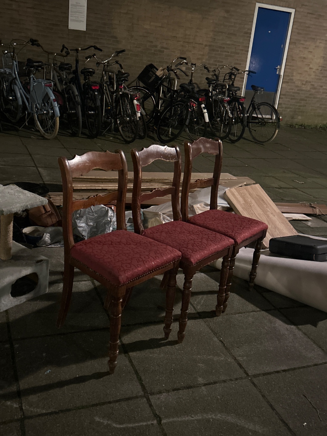 3 chairs stoelen rood bekleed