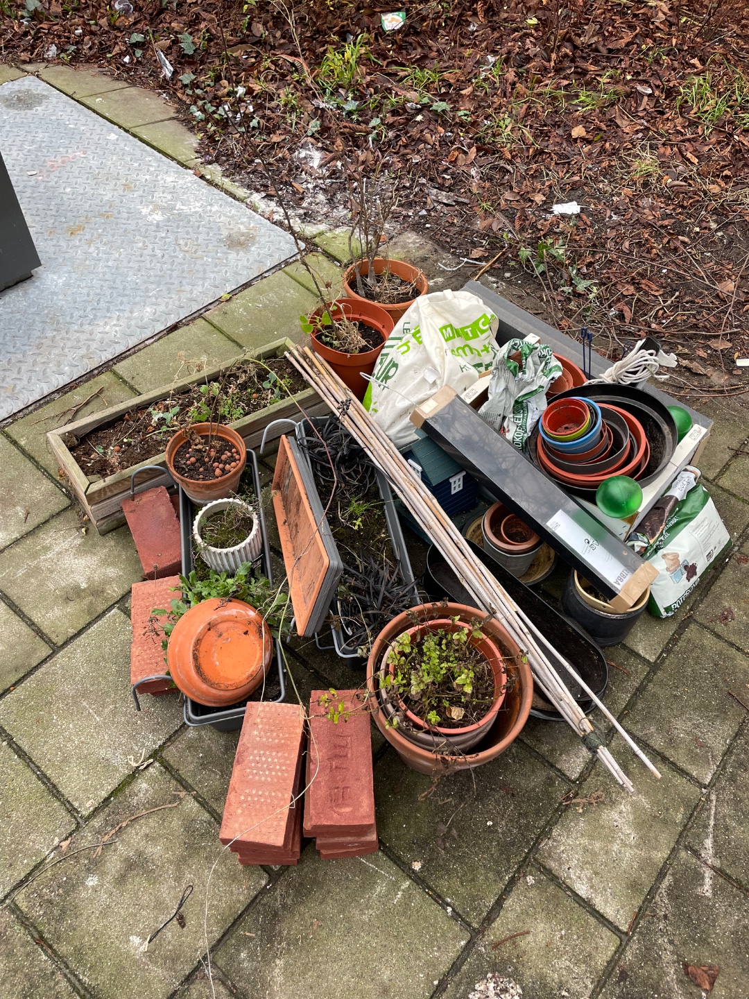 Garden stuff (plastic/ceramic plant pots, bird house etc)