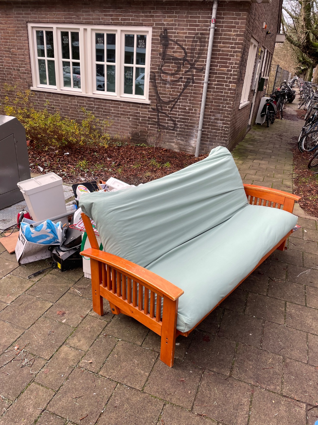 Mooie slaapbank met blauwe (en eronder een oranje) hoes! Werkt nu goed, vers op straat gezet.