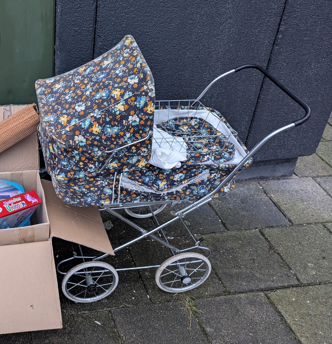 Vintage speelgoed kinderwagen