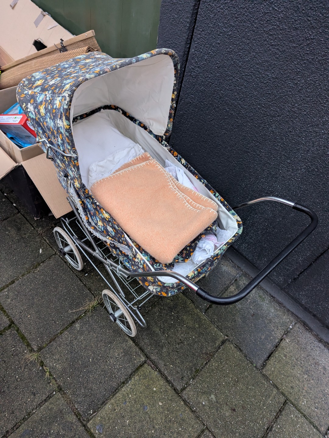 Vintage speelgoed kinderwagen photo 2