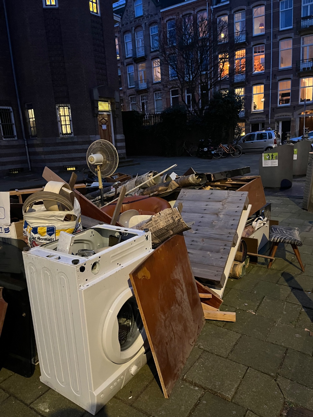 New find at Louise Wenstraat. Some furniture, washing machine, decoration and more photo 3