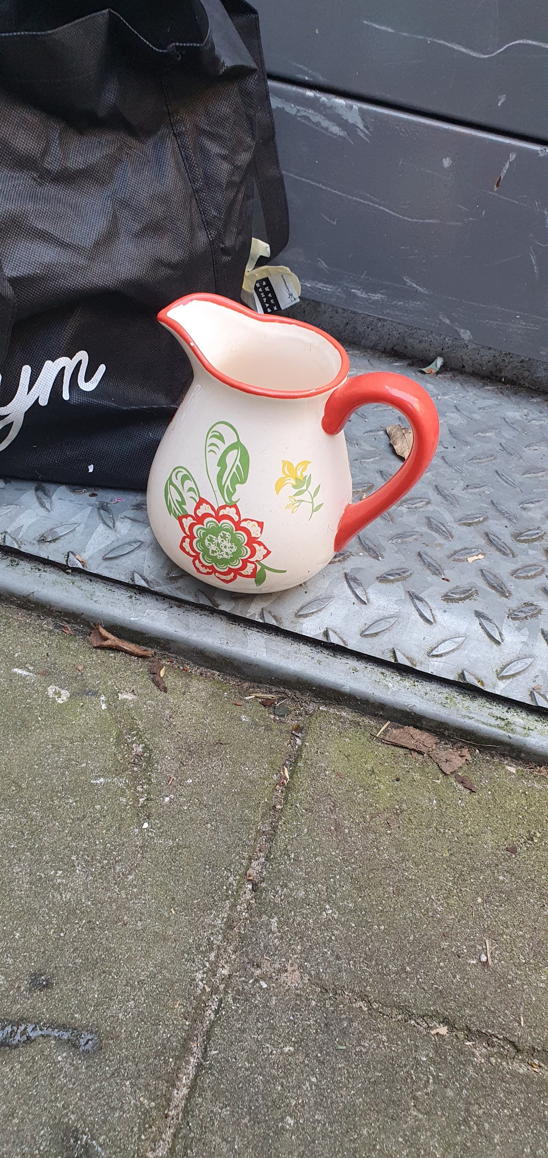 Small table, trashcan, books, jug and some mugs