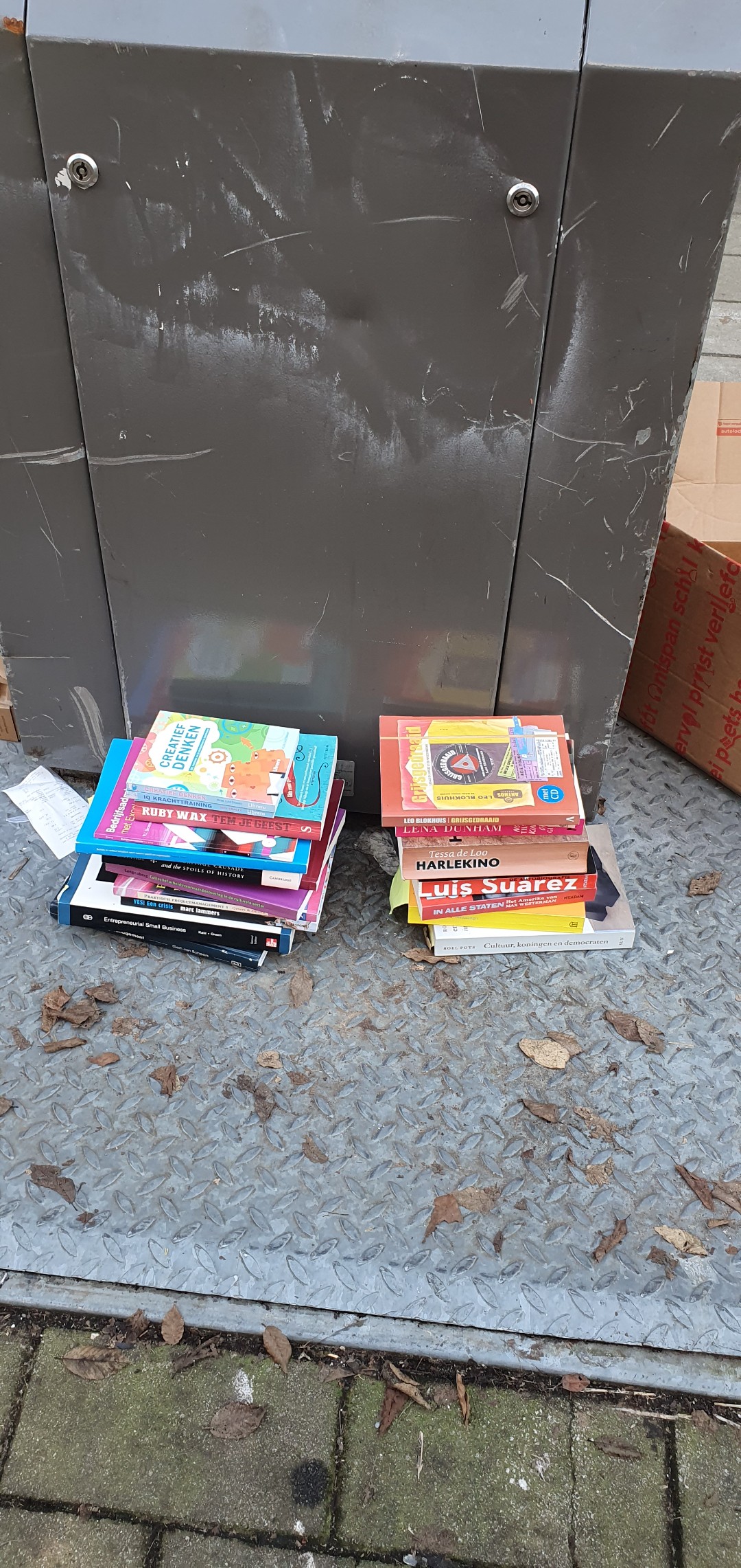 Small table, trashcan, books, jug and some mugs photo 2