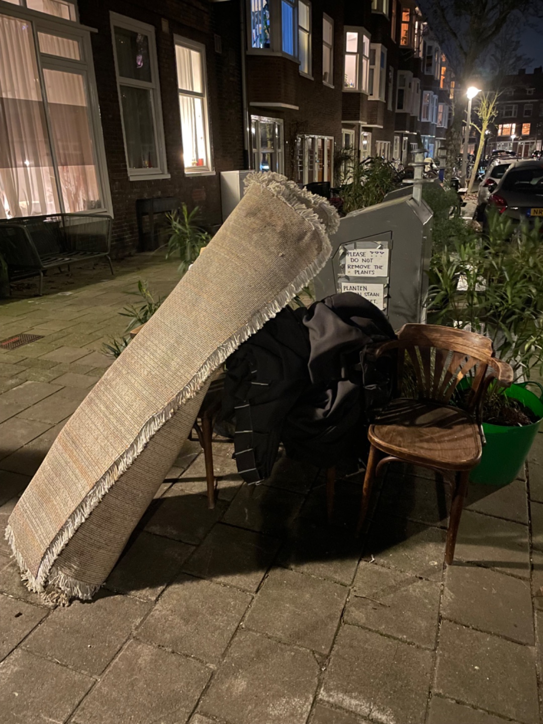 2 stoelen, een gordijn en een kleed