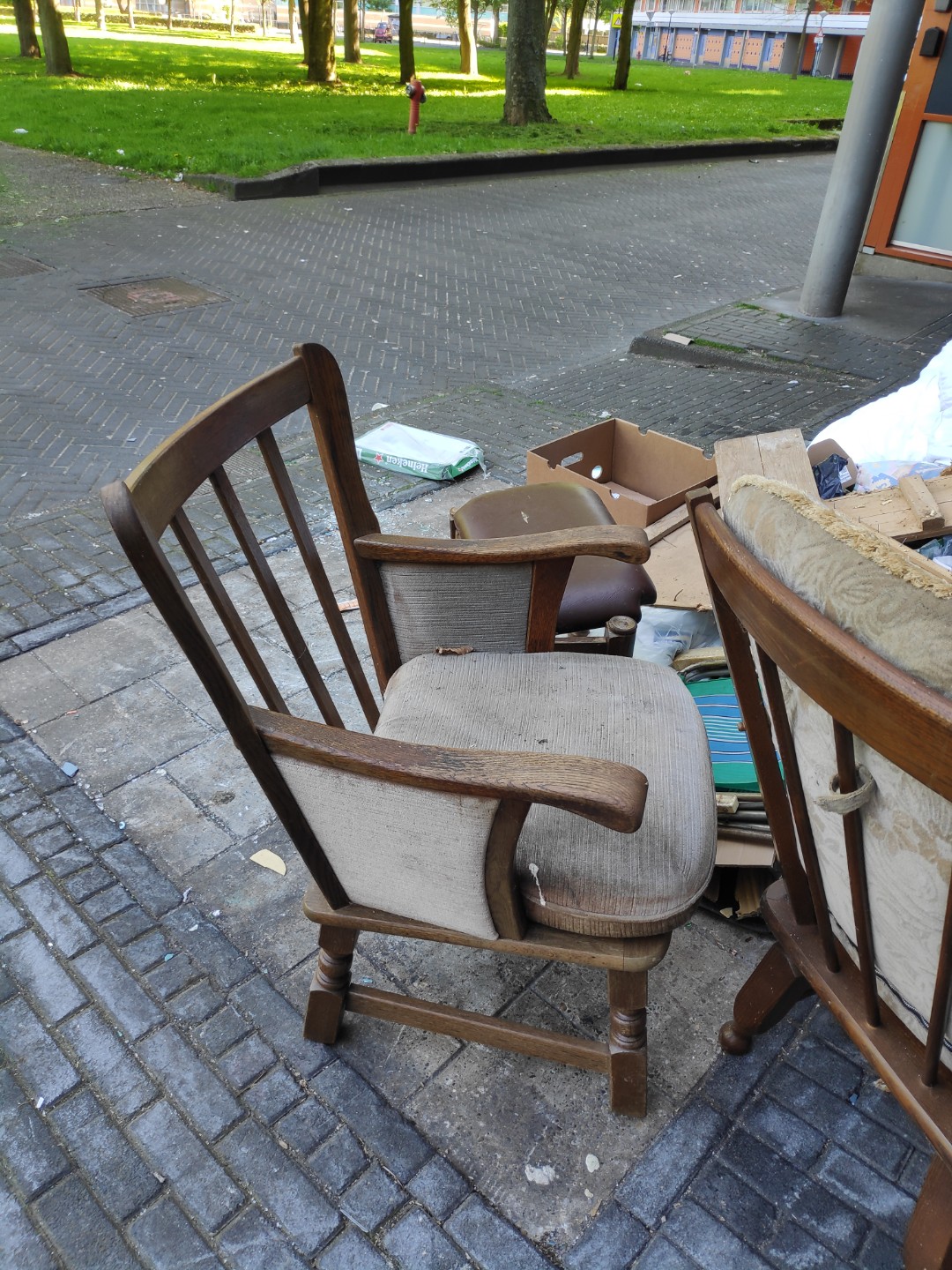 2 single wooden couches and octogonal table. The wooden structure is still in good condition photo 2