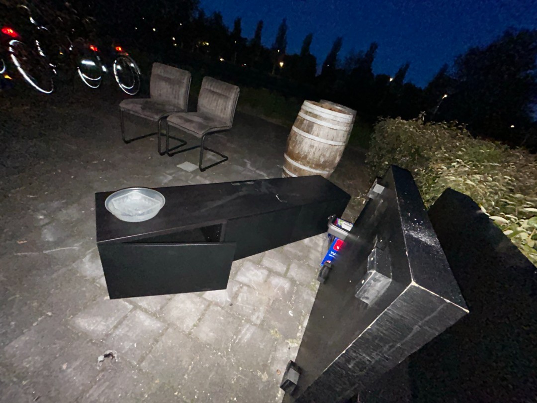 2 stoelen, 2 houten tonnen als plantenbak gebruikt en een lage (tv?)kast photo 2