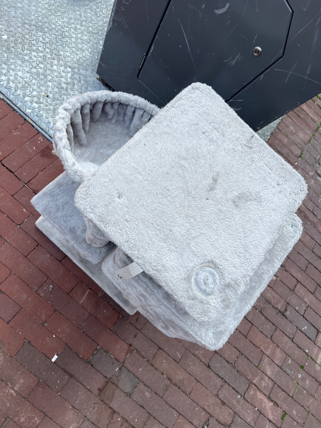 A small cat castle, looks in good condition. Would only need a bit of dry cleaning spray. photo 2