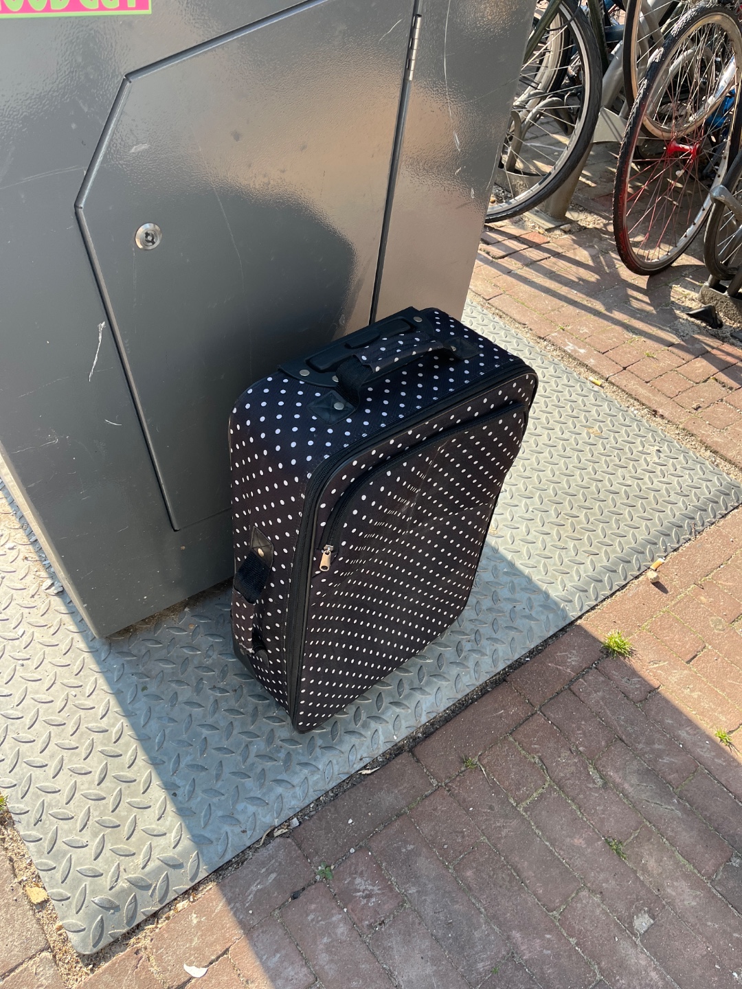 Cute medium sized suitcase in good condition! photo 2