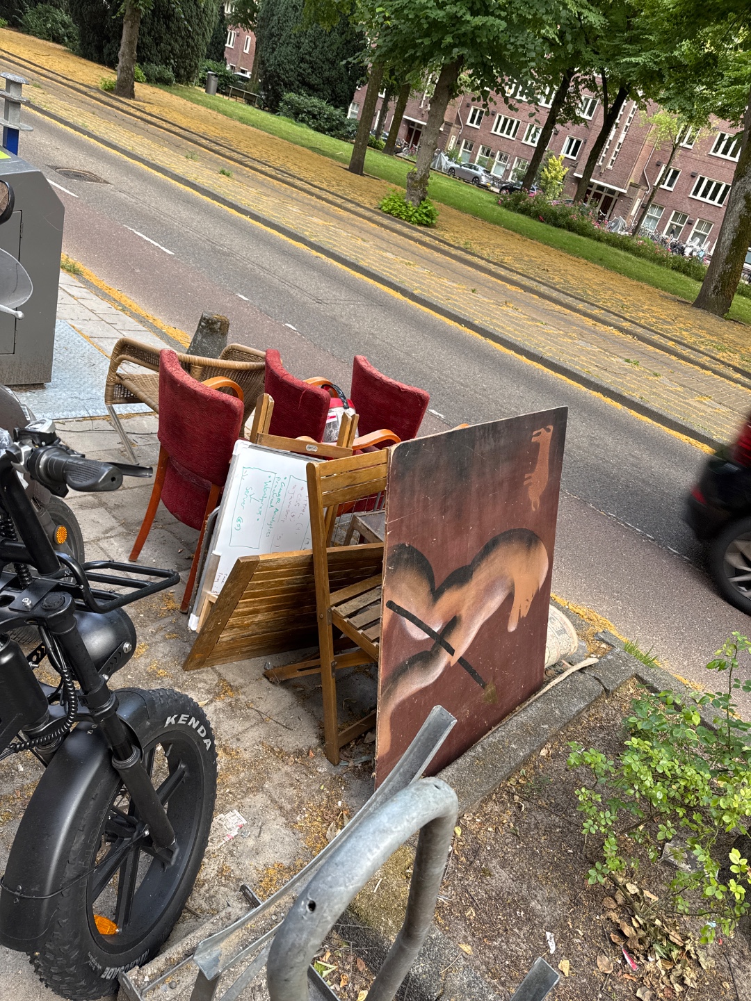 Old chairs, but rest looks fine! Including a big canvass photo 3