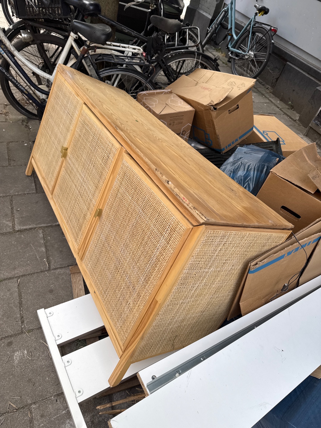 Super cute cabinet, in near perfect condition. photo 2