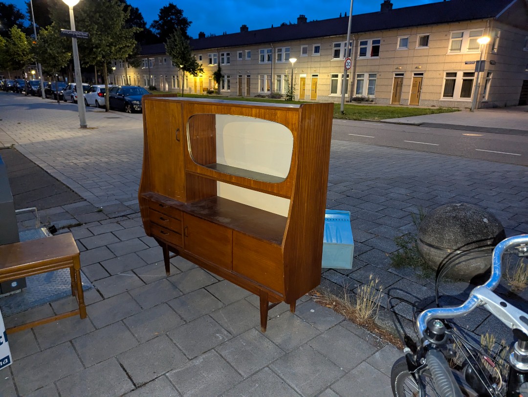 Prachtige retro kast. +/- 150x150x25cm.  Als ik een grote auto had, had ik 'm zeker meegenomen 😅 photo 2