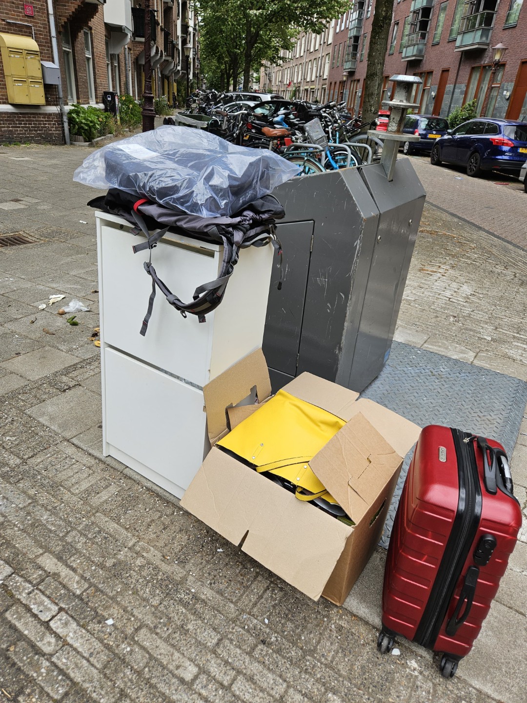 Shoe cabinet, new laptop bag, hiking bag used kitchen items, ladies clothing, kid's games. Note: Red suitcase is broken.

Tolstraat 2