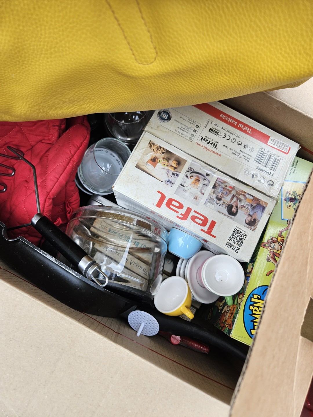 Shoe cabinet, new laptop bag, hiking bag used kitchen items, ladies clothing, kid's games. Note: Red suitcase is broken.

Tolstraat 2 photo 2