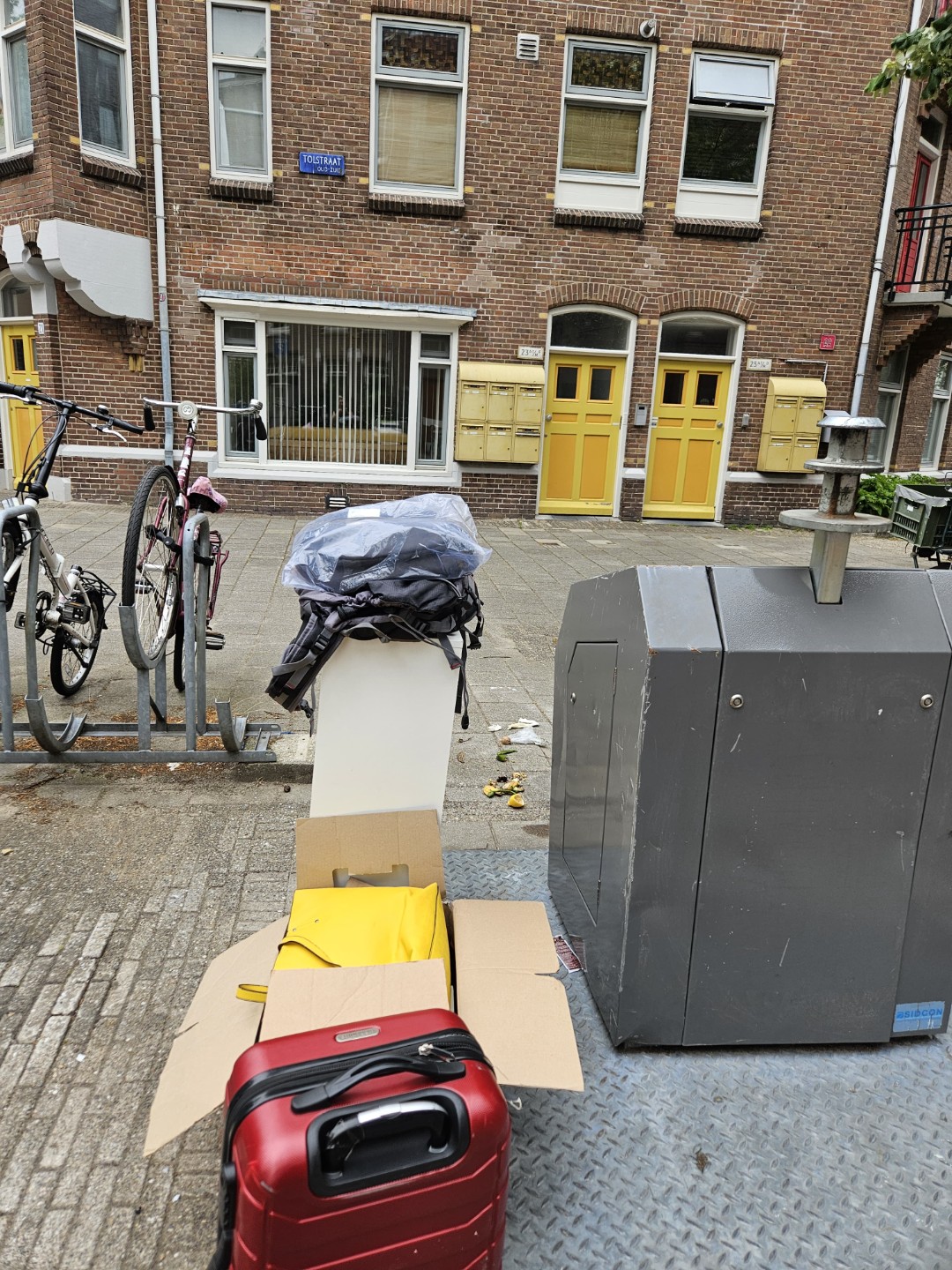 Shoe cabinet, new laptop bag, hiking bag used kitchen items, ladies clothing, kid's games. Note: Red suitcase is broken.

Tolstraat 2 photo 3