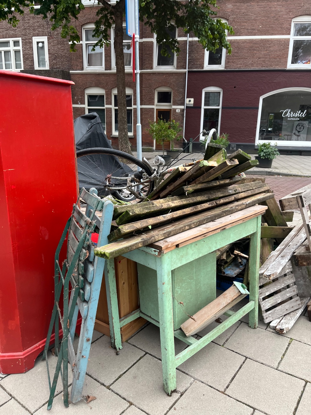Lots of stuf , good chairs forbthe garde, nice red cupboard photo 2