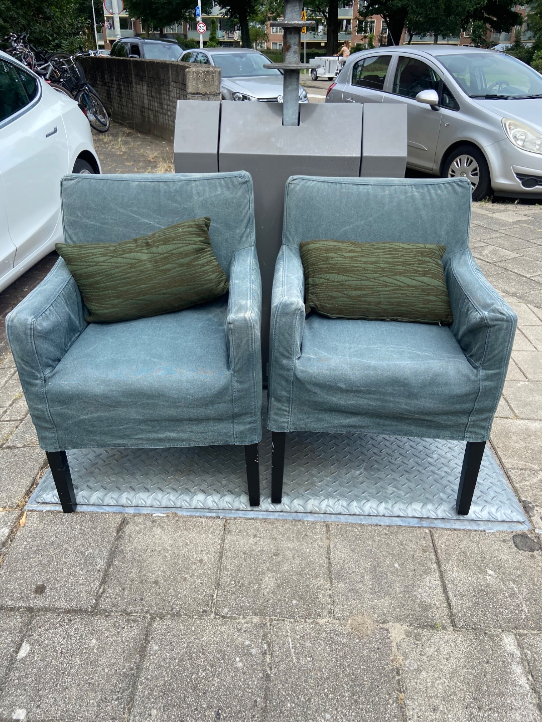Two green chairs with pillows

Pontanusstraat 30