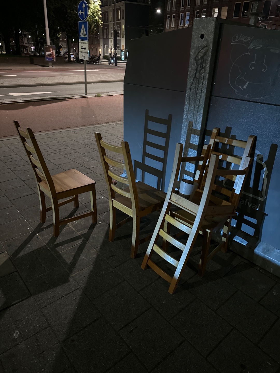 4 chairs photo 2