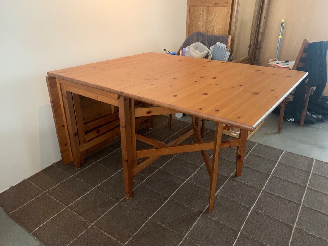 Foldable (dining room) table! Pick up by tomorrow!
Dimensions: all the way folded out 201x105cm

Can message me @mikelakoressi