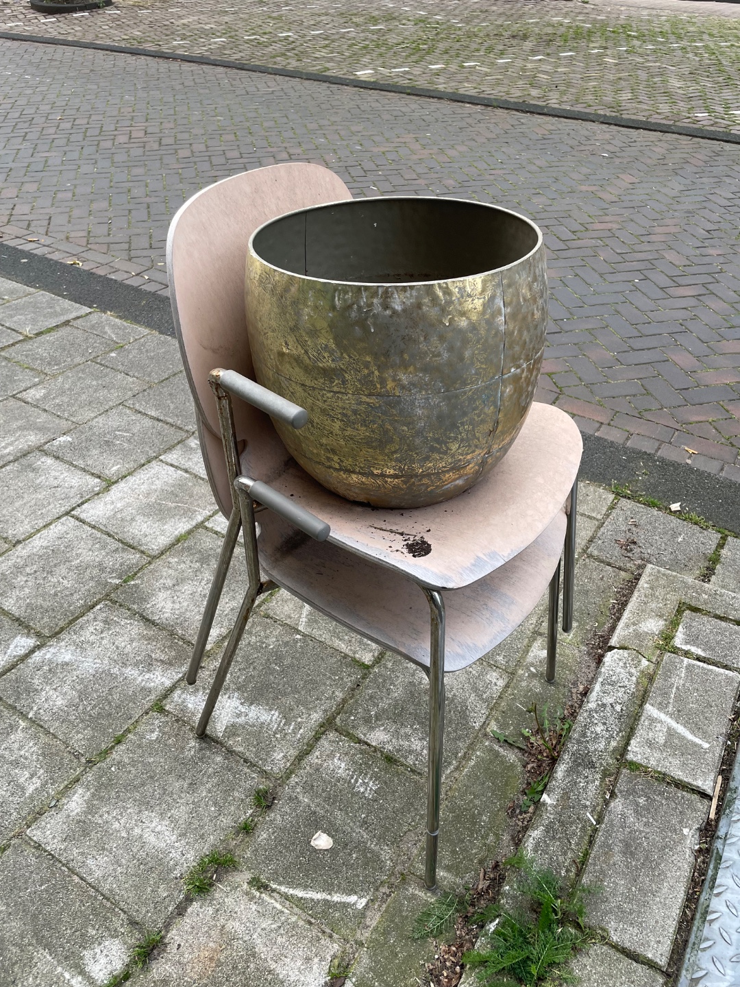 Good condition wooden pink metal chairs x2 
Golden metal plant pot