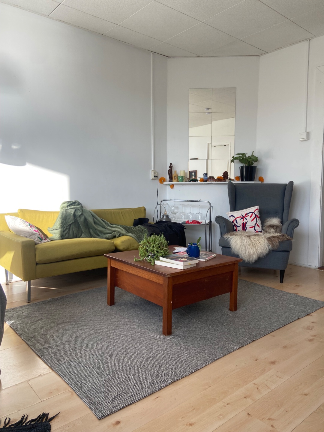 Green Sofa available to pick up till 8pm today, then it’s going out on Mercatorplein, feel free to dm me. Should be easy to carry with 2 people, length is 162cm, depth 79cm , height 66cm photo 2