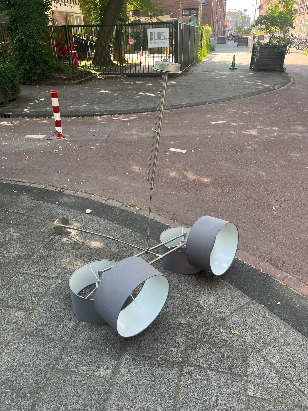 Een plafond hanglamp, geen idee of hij werkt.
