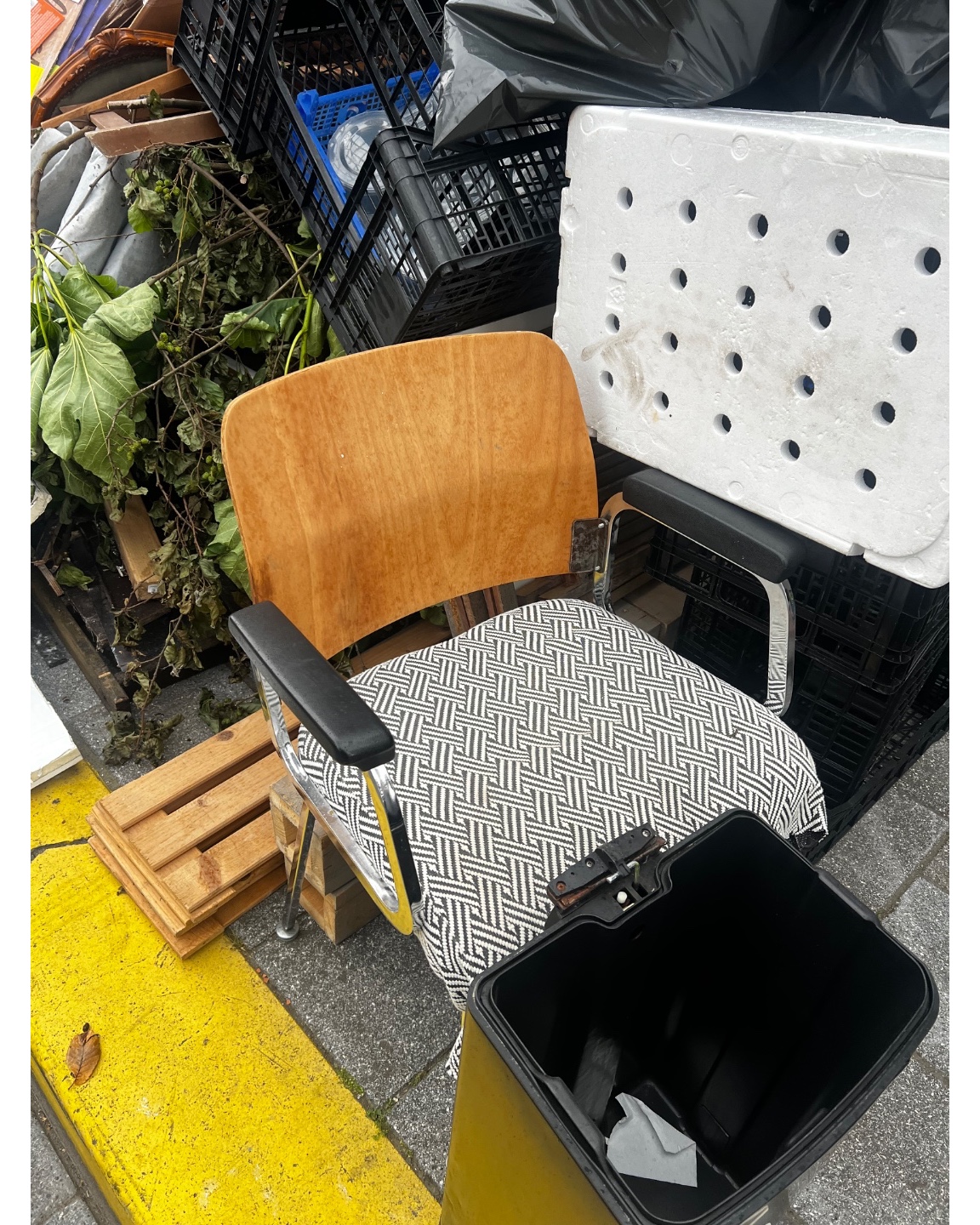 Mostly trash and crates, but inbetween some vintage furniture in decent shape photo 2