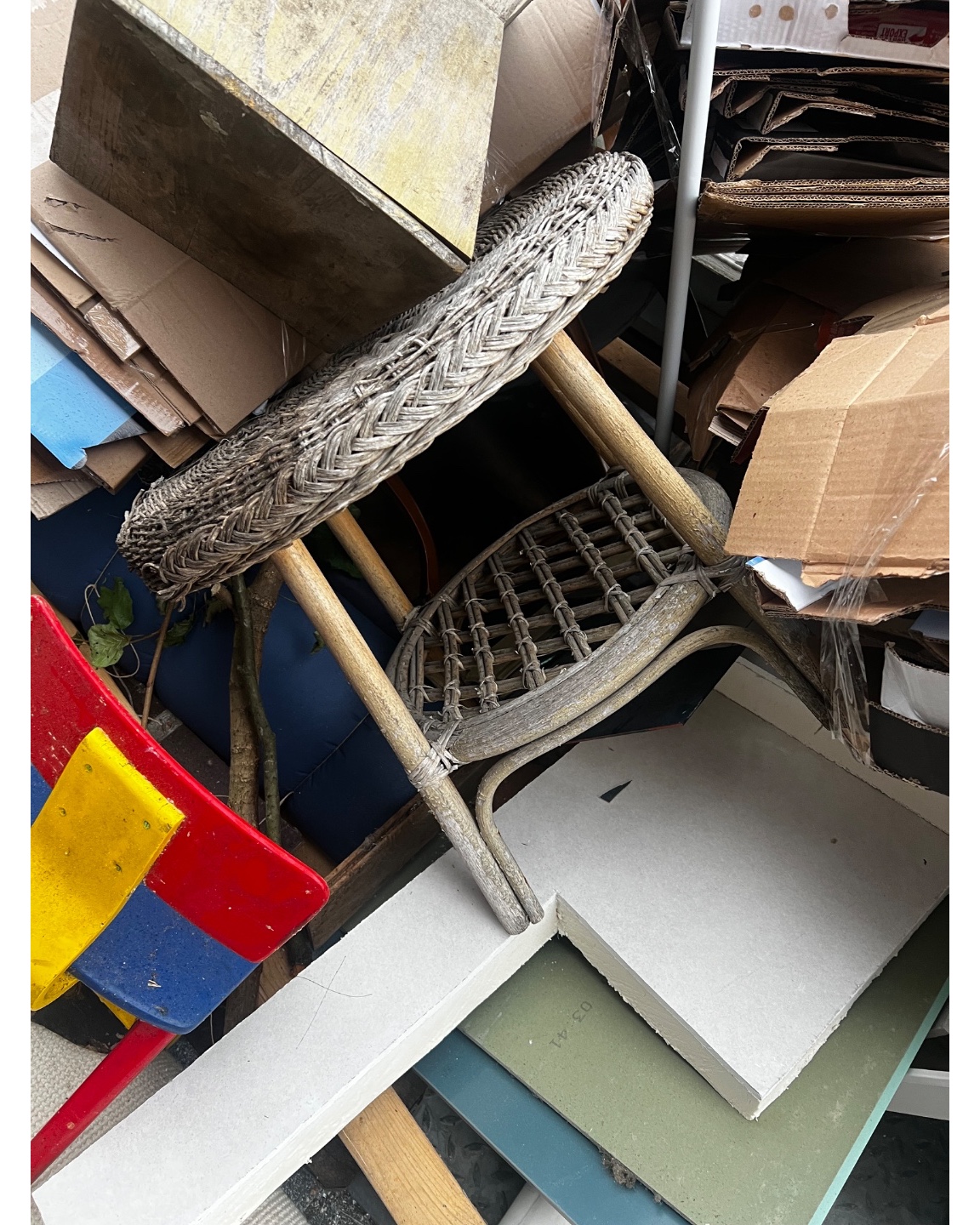Mostly trash and crates, but inbetween some vintage furniture in decent shape photo 3