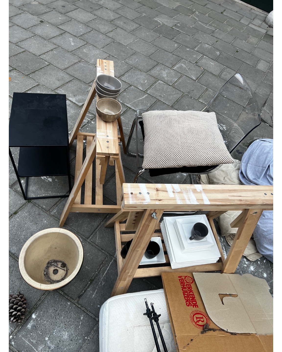 Very nice kitchenware, flower pots, hiking sticks, shelf… photo 2