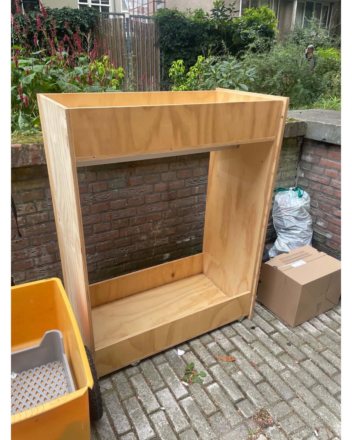 Maxo heeft gevonden: een trekkarretje, een incomplete kledingkast (wel bruikbaar hout en heeft ook wieltjes), een plant die liefde nodig heeft en steenwolplaten photo 2