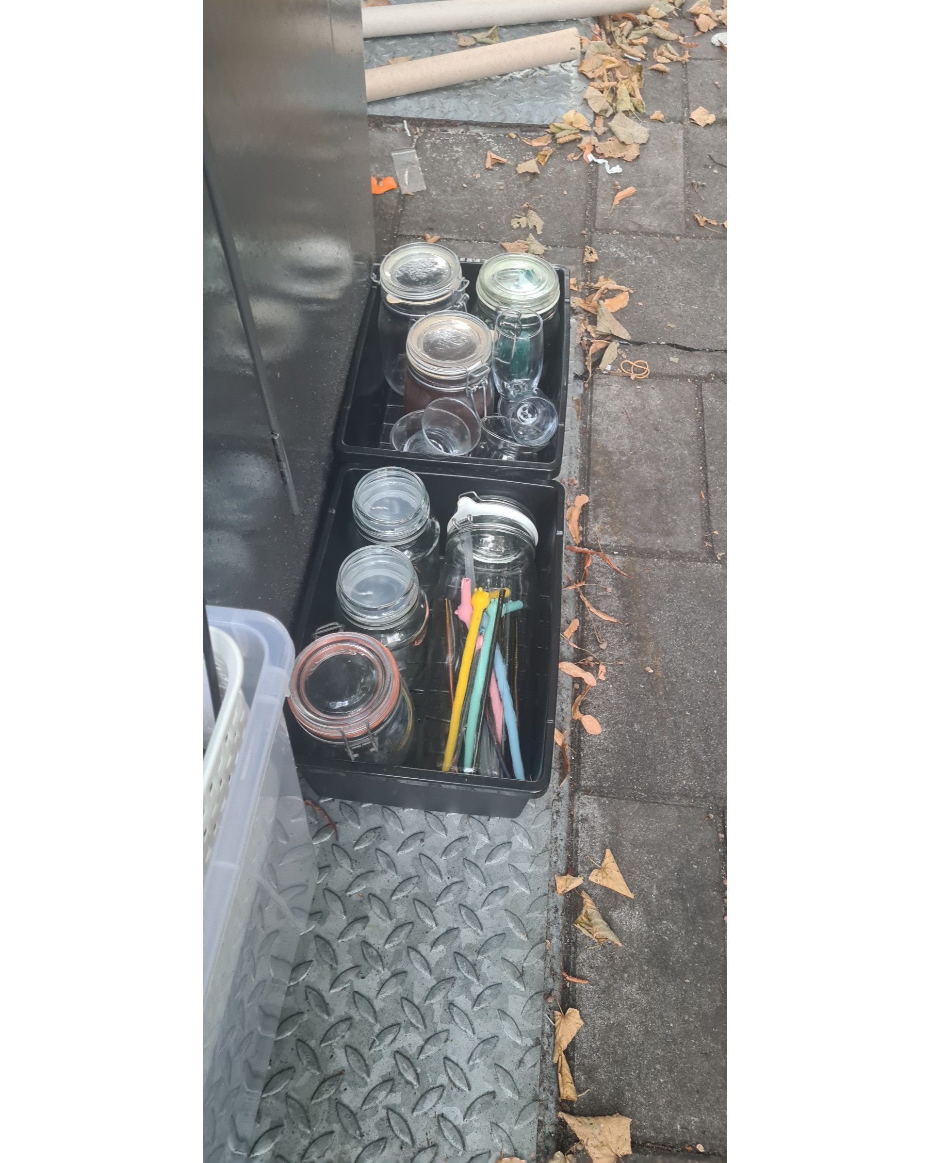 Lots of household brick a brac - baskets, glasses, mugs. photo 2
