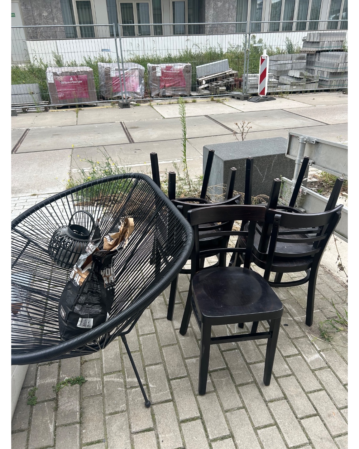 5 zwarte houten stoeltjes
en tuin bankje