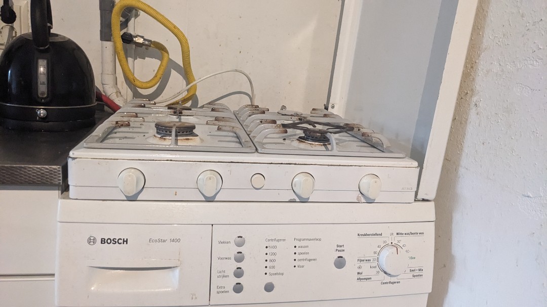 Perfectly functioning gas stove with four burners (no oven) and built in lighter. Also a bamboo pillow, only used once, not my thing. Come pick it up from me before I move house. photo 2