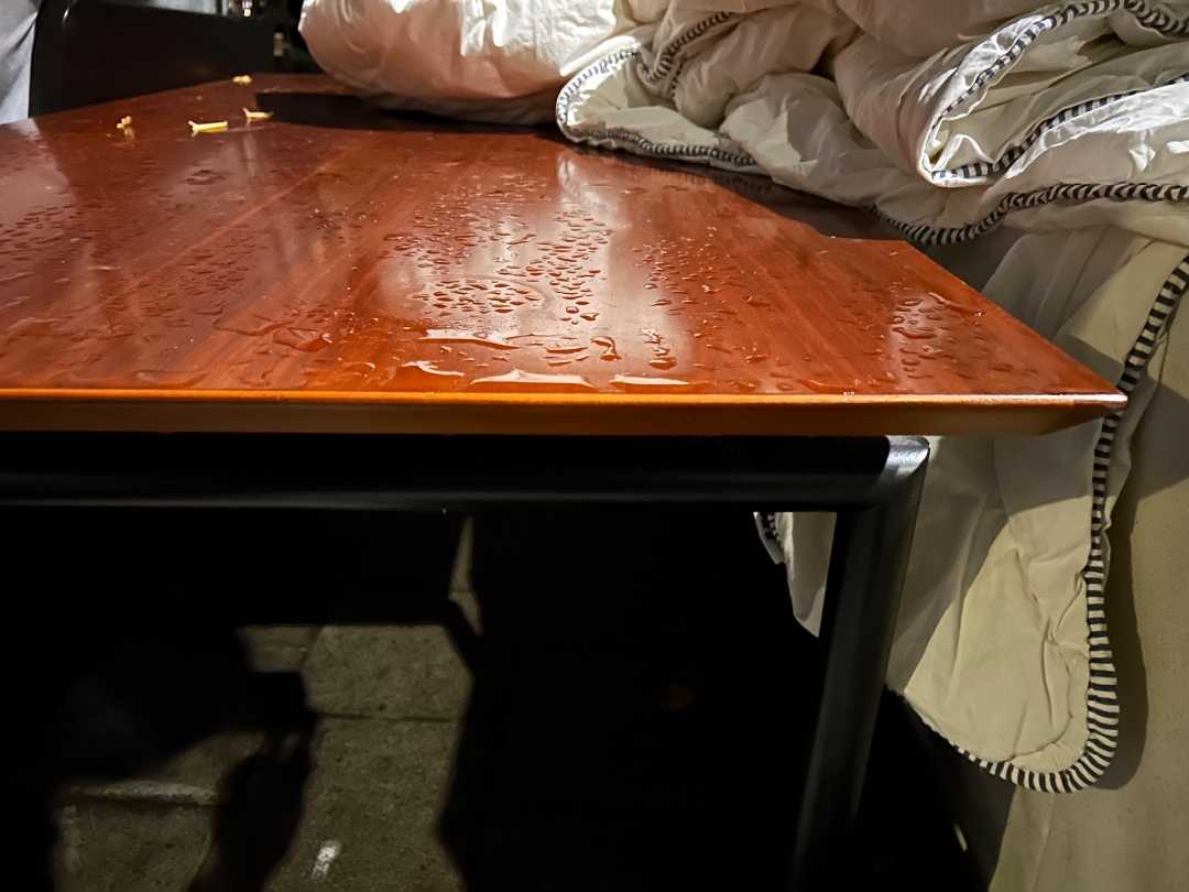 Nette tafel met metalen onderstel. Hele woning leeggehaald dus ziet er wat rommelig uit met beddengoed eromheen photo 2